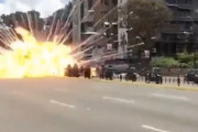 【衝撃】ベネズエラでバイク警官の車列が爆発。