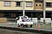 【画像】「いやあああ保育士が園児を軽トラの荷台に乗せて走ってるううう！(ﾊﾞｼｬ」