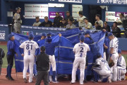 宮崎、打球が頭部に当たり倒れる　目隠しシートも出て球場は異様な雰囲気に・・・