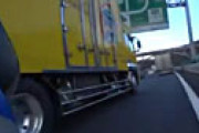 【動画】 高速でトラックに突然寄せられ死にかけた・・ ドラレコ動画に衝撃走る