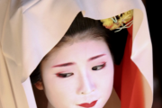 海外「日本の舞妓さんはなぜ赤い口紅を塗るの？」そんな怖い言い伝えを信じていたのか！