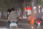 【動画】中国、バイク走行中に花火を発射！他のバイクに火玉命中、転倒させる！