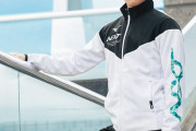 宇野選手 が着用のアイテム N-XTロゴプリント入りのウォームアップジャケットとパンツ　～ジャケットの左袖にはビックロゴ パンツはシンプルで着回しも自由自在～