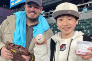 【朗報】大谷のホームランボール取ったおっさん、日本から来た子供にプレゼントする