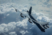 東京に米空軍のB-52戦略爆撃機が飛来、横田基地に予防着陸…三沢基地にB-1戦略爆撃機も！