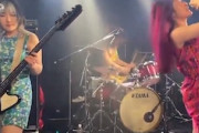 【大阪】女バンドがギターを投げて観客が7針縫う怪我をした事件の動画キタ。