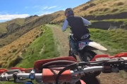 【動画】頭イカれてる（笑）崖で追い越しを仕掛けるオフロードバイクの車載。
