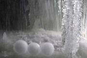 【動画】完璧な球体に近い氷玉を生成する自然の滝（カナダ）