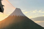 富士山を模して丘を白く塗装、観光客を呼び込もうとする中国のテーマパーク