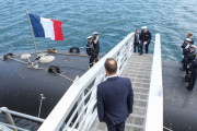 フランス海軍の攻撃型原子力潜水艦「シュフラン」が建造から15年でついに就役…国防大臣が乗員を激励！