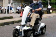 公道走れる高齢者向け電動スクーター　全国初実験、歩道はNGの制約