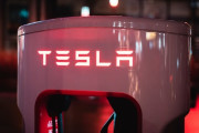 テスラが充電器部門を閉鎖、イーロン・マスク氏「急速充電器の拡大を計画しているが…」