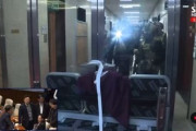 【動画】韓国軍特殊部隊が国会に突入するも、手製バリケードと消化器で撃退されてしまう様子がネット中継され世界に配信されてしまうｗｗｗ