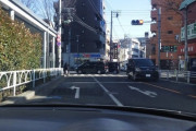 道路で『左』にかなり寄ってバイクとか自転車のすり抜けブロックする車がいるんだけど・・・