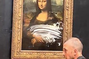 ルーヴル美術館のモナ・リザ、女装男にケーキを投げつけられてしまう。