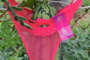 スイカがセクシーなパンティーを履いているだとぅ？これにはちゃんと理由があった