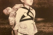 海外「感情を揺さぶる写真…」第二次大戦で亡くなっている弟を背負い火葬を待つ日本の男の子に海外心痛（海外反応）