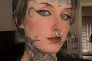 顔面タトゥー＆ピアスの女性「就職できない」と不満爆発「今さら気づいても遅い」海外SNSで議論勃発