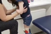 【動画】両手足がない幼女、歩く喜びを知ってしまう