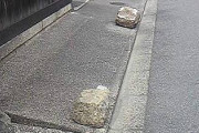 日本人「自分の敷地内と道路スレスレに大きめの石を置いて運転の邪魔したろw」外人「えぇ...」