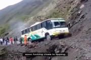 怖すぎ！舗装されてない崖を走るバスの映像が海外で話題に