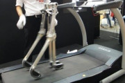 【動画】重力だけで「歩く」ロボット、すごい