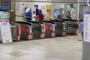 【速報】京王八王子駅で「鎌を持った男」が。駅員が刺股で抵抗する映像がツイッターに