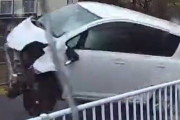【恐怖】踏み間違え？事故現場から逃走？アクセル全開で歩道突撃→ジャンプする車が撮影される…