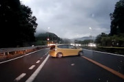ひえっ！名阪国道のカーブの先で横向き停止していた車に突っ込みかけた車載動画。