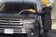 信じられない。ガソリンで洗車してしまう女さんが撮影されるｗｗｗ