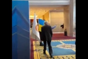 【動画】ロシア政治家、ウクライナ議員から国旗を強奪するも返り討ちにあう様子が「まるで今回の戦争を10秒に収めたようだ」と話題