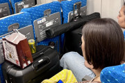【画像】日本人レイヤーさん、新幹線の指定席を取ったのに外国人に占拠されて座れなくなってしまう……