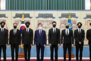 文大統領、BTSを大統領特別使節に任命…免責特権付きの外交官パスポートを授与＝韓国の反応
