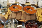 【画像】北海道のホテルの朝食でイクラを食いまくるwwww