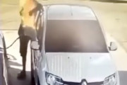 【動画】ガソリン給油中にタバコに火をつけようとした男、炎上させてしまうｗｗｗ