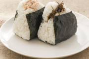 おにぎりはしっとりして塩気を含んだ海苔の方がうまい??