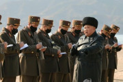 【朝鮮人民軍砲兵部隊】金正恩委員長の指示を必死にメモ　軍幹部