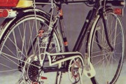 嫁「そろそろ息子くんに自転車買ってあげない？」 親父ぼく「……あ！ウチの実家に古いのあるよ～！」