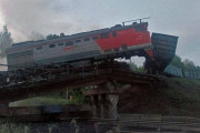 ロシア西部で陸橋崩落、下を走行していた列車が脱線し7人死亡…支柱が爆破されたとの報道も！