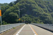 【悲報】なぜかみんな壁に衝突してしまう例の丁字路でまた事故発生。何が原因なのか…