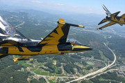 韓国空軍「ブラックイーグルス」に同乗…時速700～800キロで描く空中の太極模様 ［8/12］