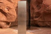 何このモノリス。砂漠に謎の金属製の柱が発見される（アメリカ・ユタ州）