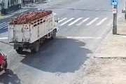 【動画】何も見てない運転の女性がトラックに突っ込む事故。