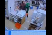 【動画】某コンビニ店員さん、クレーマー客を容赦なくボッコボコにしてしまう