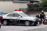 【衝撃映像】原付バイクさん、とんでもない方法でパトカーから逃走してしまう・・・