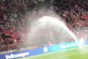 ◆悲報◆せっかくフランス戦で杮落としなのに…アルバニア新国立競技場のスプリンクラーぶっ壊れてサポーター水浸し…