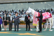 【競馬・桜花賞】金子真人オーナー　一人だけノーマスクで口取りに参加