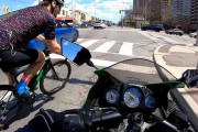 【動画】これどっちが悪いの？　交差点で自転車とバイクが接触