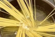 パスタ作る事にしたら嫁がバジル俺が明太子息子がナポリタン皆バラバラご所望だから結局面倒臭かった