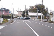 止まりたくない車と少しでも早く進みたい車が交差点で出会ってしまったらこうなる。